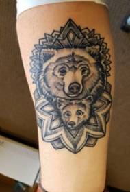 Tatuaje de brazo brazo de rapaz en flor de vainilla e tatuaxe de oso