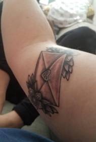 Tatuaje del brazo de la niña negra en la imagen del tatuaje gris negro