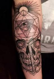 tatuagem de caveira, braço masculino, agachamento e imagem de tatuagem geométrica