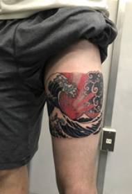 Tetoválás surf fiú karját a színes hullám tetoválás kép