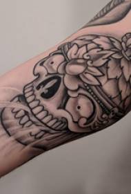 tattoo cloigeann, pictiúir de bhuachaillí, de phlandaí agus de tatú tatún