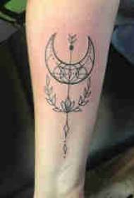 Arm Tattoo Material, männlicher Arm, Pflanze und Mond Tattoo Bild