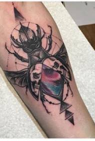Material del tatuaje del brazo color creativo imagen del tatuaje en el brazo masculino
