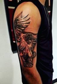 Arm tatueringsmaterial, manlig arm, heroisk uggla tatuering bild