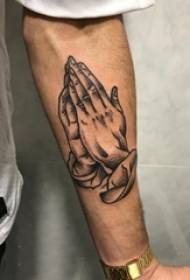 Bönhänder tatuering illustration manliga armar på svart bön hand tatuering bild