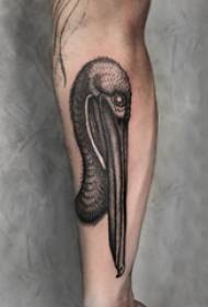 Arm des Tätowierungsbildjungen auf schwarzem Vogeltätowierungsbild
