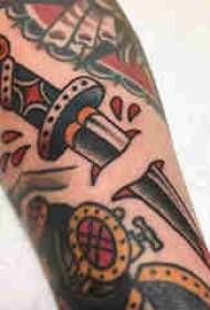 Krāsots tetovējums, vīrieša studenta roka, salauzta dunča tetovējuma attēls