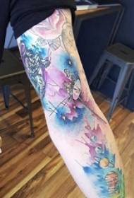 Klein kosmiese tatoeëring van die seuntjie se arm op gekleurde kosmiese tatoeëermerk
