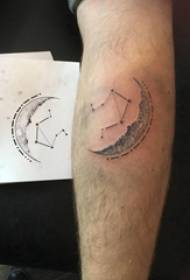 Materiał tatuażu na ramię, męskie ramię, konstelacja i obraz tatuażu księżycowego