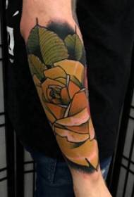 krahu i vajzës së tatuazheve me lule në modelin e tatuazheve me lule me ngjyrë