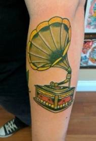 Muzika tatuo-ŝablono, brako de vira studento, gramofono, muzika tatuado