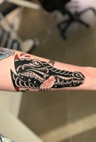 Fille de tatouage crocodile dessin animé bras haut pied et photo de tatouage crocodile