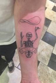 tatuaje de calavera, brazo de niño, tatuaje gris negro, imagen de tatuaje