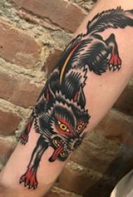 Arm tatoverte bilde av en uredelig ulvetatovering på en guttearm