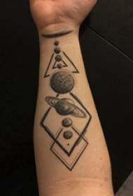 بازوی دختر سیاره تاتو روی عکس خال کوبی سیاره خاکستری سیاه