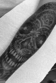 Tatuering skalle flicka svart grå tatuering skalle flicka arm