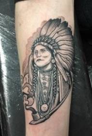 Indiako tatuaje nagusia gizonezkoen ikaslearen besoa indiar buruzagi tatuaje beltzaren argazkia