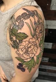 Floral tattoo patroon geschilderd op de arm van de jongen