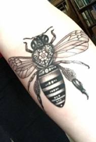 हातावर काळ्या मधमाशी टॅटू चित्रसह लहान प्राणी टॅटू मुलगी