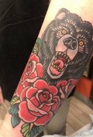 Bear tattoo girl ayı kol ve çiçek dövme resmi