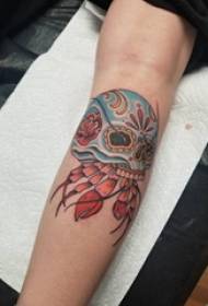 skalle tatueringsflicka målad på armen på tatueringsbilden