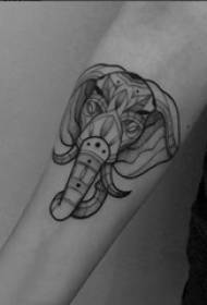Idol-tatovering, guttearm, svartgrå elefant-tatoveringsbilde