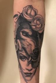 Serigala tato gadis karakter tato di lengan