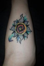 在彩色的香草紋身圖片上畫紋身男孩的手臂
