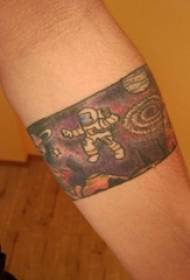 Astronautin tatuointikuvio uros perse värillisellä astronautin käsivarsinauhan tatuoinnilla