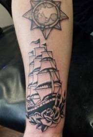 Tatui il braccio nero dello studente maschio sull'immagine del tatuaggio della barca a vela e della bussola