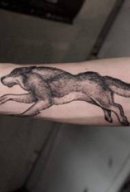 Petit nen de tatuatge animal amb braços sobre tatuatge de llop corrent negre