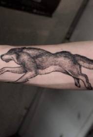 Nwatakịrị igbu egbugbu nke anụmanụ nwere ogwe aka na foto nzu wolf tattoo