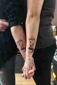 Model de tatuaj fantomă imagine de tatuaj fantomă neagră pe brațul cuplului