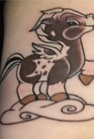 Ang bukton sa gamay nga tattoo sa batang babaye nga hayop sa litrato sa tattoo sa kabayo ug kabayo