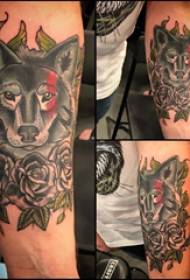 Serigala dan tato bunga pola lengan anak sekolah di gambar serigala dan tato bunga