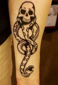 czaszka i wąż tatuaż wzór dziewczyna ramię czaszka i wąż tatuaż obraz