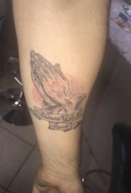 Praying χέρι τατουάζ απεικόνιση αρσενικό φοιτητές όπλα στην αγγλική γλώσσα και την προσευχή εικόνα τατουάζ χέρια