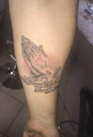 Na-ekpe ekpere aka tattoo igbu nwoke nwa akwukwo na bekee ma na-ekpe ekpere aka tattoo foto