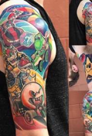 Immagine del tatuaggio del fumetto del tatuaggio dipinta braccio dello studente maschio del fumetto del tatuaggio