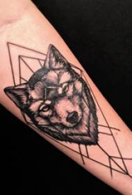 Braço de estudante masculino tatuagem elemento geométrico na imagem geométrica e cabeça de lobo tatuagem