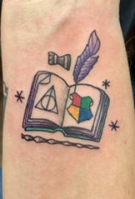 Livro de tatuagem, estudante do sexo masculino, caneta de pena de braço e foto de tatuagem de livro