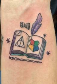 Tattoo liv, gason elèv, bra plim plim ak liv foto tatoo
