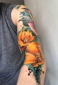 Dječačić cvjetne tetovaže iznad slike umjetničke cvjetne tetovaže