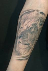 Lion King Tattoo Girl Սև Զինված Առյուծ Դաջվածքի նկարը թևի վրա
