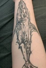 Dječakova ruka za ilustraciju tetovaža na uzorku tetovaža morskog psa