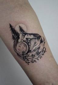 Lengan tato siswa laki-laki tato realistis abu-abu hitam pada gambar tato tanaman dan rubah
