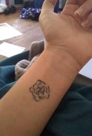 Nena tatuaje de muñeca rapaza brazo negro foto tatuaje no brazo