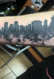 Construiește brațul băiatului tatuaj pe o imagine neagră a tatuajului clădirii înalte