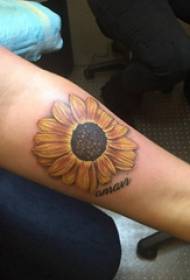 Saulėgrąžų tatuiruotės paveikslėlio berniuko ranka ant saulėgrąžų tatuiruotės paveikslo