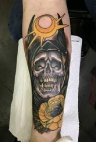 Tatuatge de crani, braç masculí, tatuatge al braç